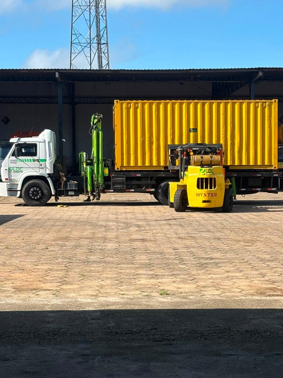 Container amarelo sendo entregue por caminhão do Grupo LOC no Pará